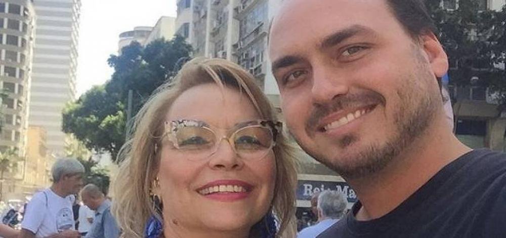 Fora da disputa, Carlos Bolsonaro lança a mãe para eleição à Câmara do Rio