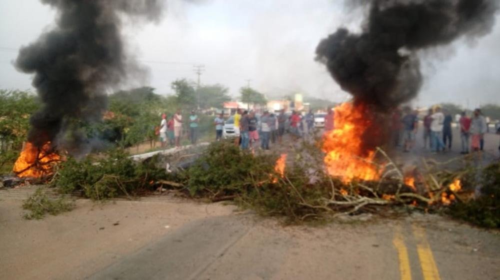 Motoristas fecham vias em Ipirá e Serra Preta em protesto contra Agerba e lei de Bolsonaro