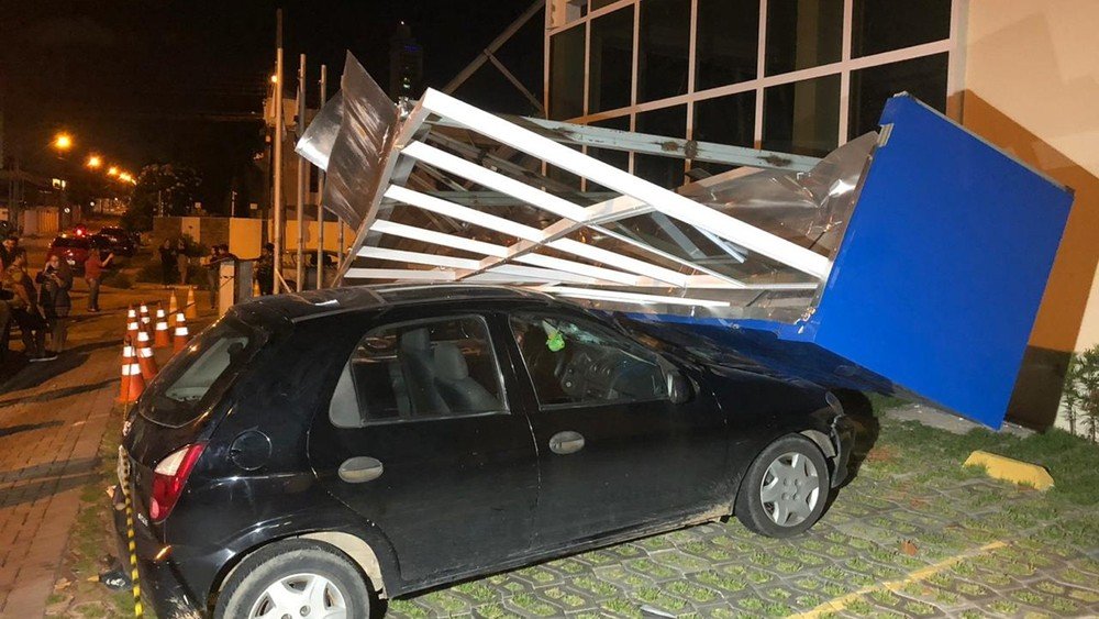 Marquise e parte de fachada de igreja desabam, em João Pessoa