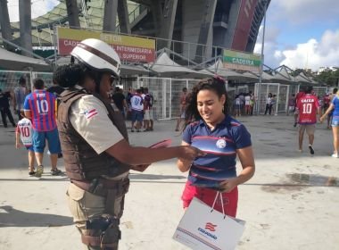 Em parceria com o Bahia, PM promove ação de combate a violência contra mulher em estádios