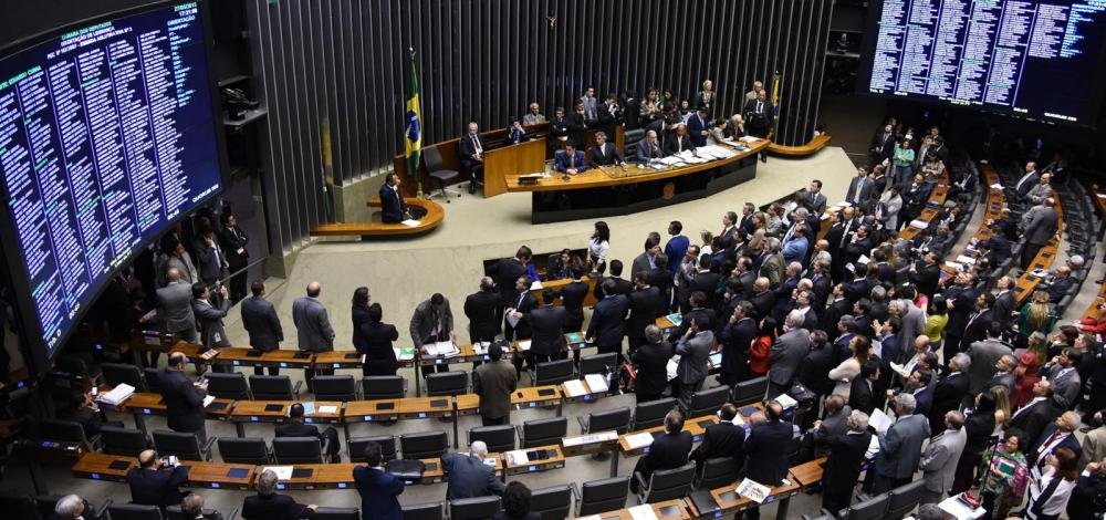 Câmara dos Deputados aprova projeto que permite posse de arma em toda a propriedade rural