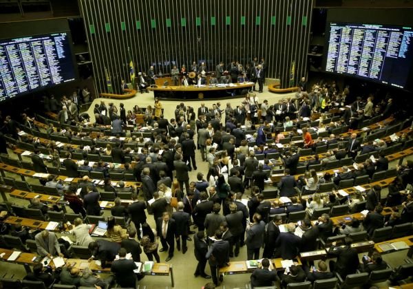 Câmara aprova projeto que amplia posse de arma em propriedade rural