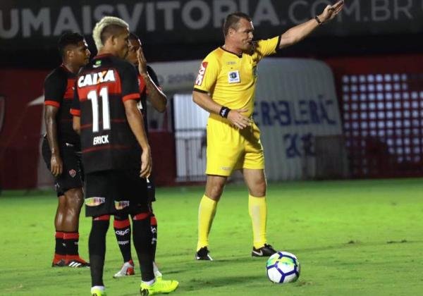 Com um a mais, Vitória joga mal e fica no 0 a 0 contra o América-MG