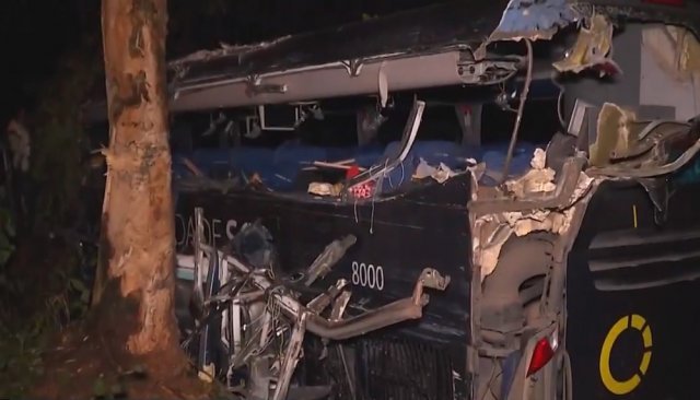 Cinco morrem e 10 ficam feridos após batida entre ônibus e carreta no sul da BA