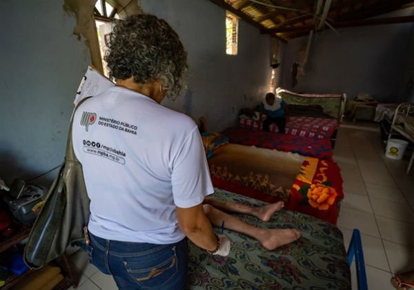 Casas de acolhimento de idosos são denunciadas por irregularidades