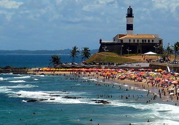 28 praias estão impróprias para banho neste final de semana, aponta boletim do Inema