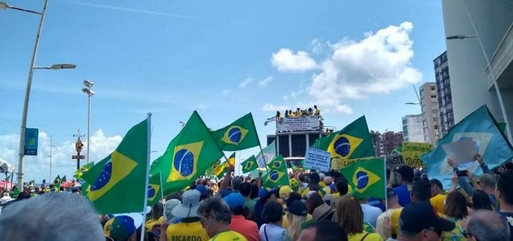 Manifestantes fazem ato a favor da Lava Jato e contra a lei de abuso de autoridade na Barra