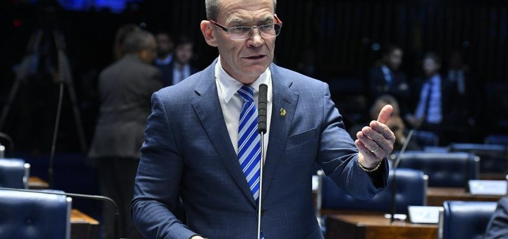 Bolsonaro incentiva crimes ambientais e 'quer legislar por decreto', diz senador