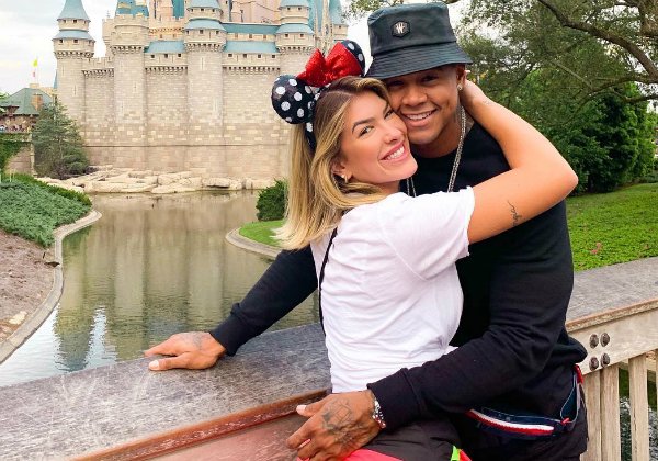 Léo Santana e Lore Improta se encontram em igreja de Salvador