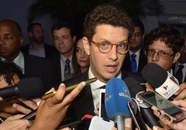 Ricardo Salles recebe alta após ser internado em Brasília