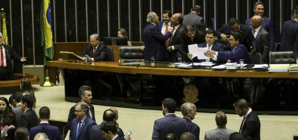 Veto presidencial sobre notícias falsas é derrubado no Congresso
