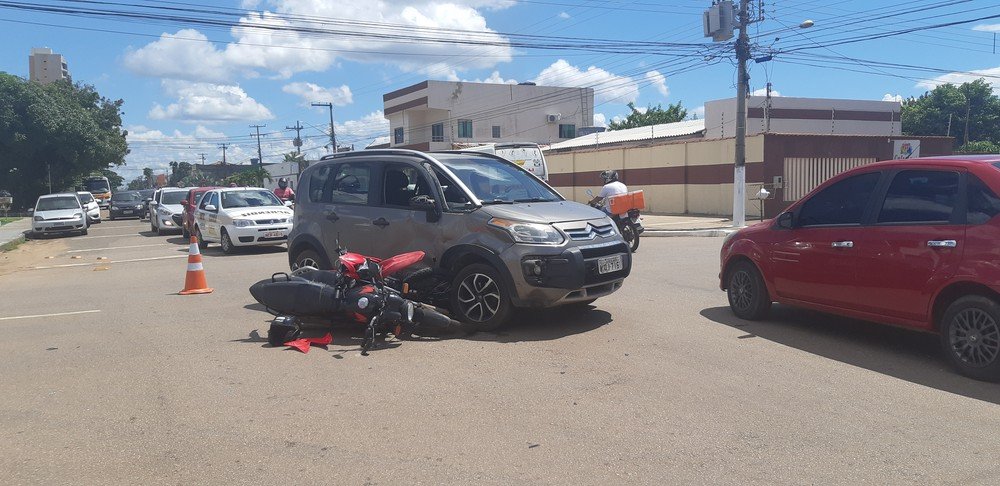 Carro invade preferencial e fere dois motociclistas em Porto Velho