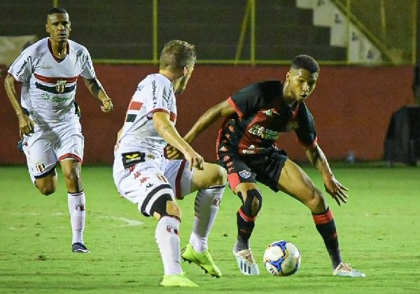 Vitória empata a terceira seguida em casa por 0 a 0