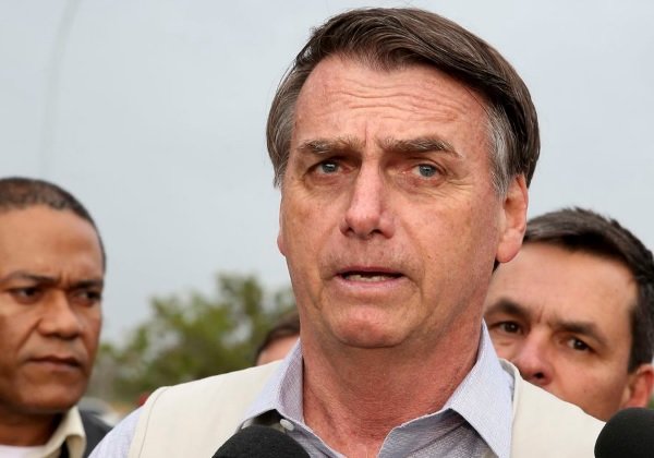 Bolsonaro vai fazer nova cirurgia por causa de facada, diz jornal