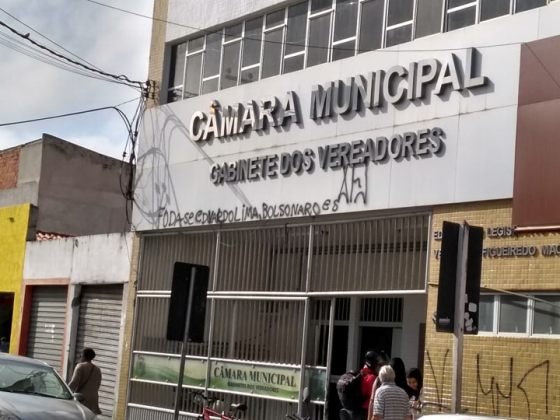 Após aprovar título para Bolsonaro, fachada da Câmara de Feira é pichada
