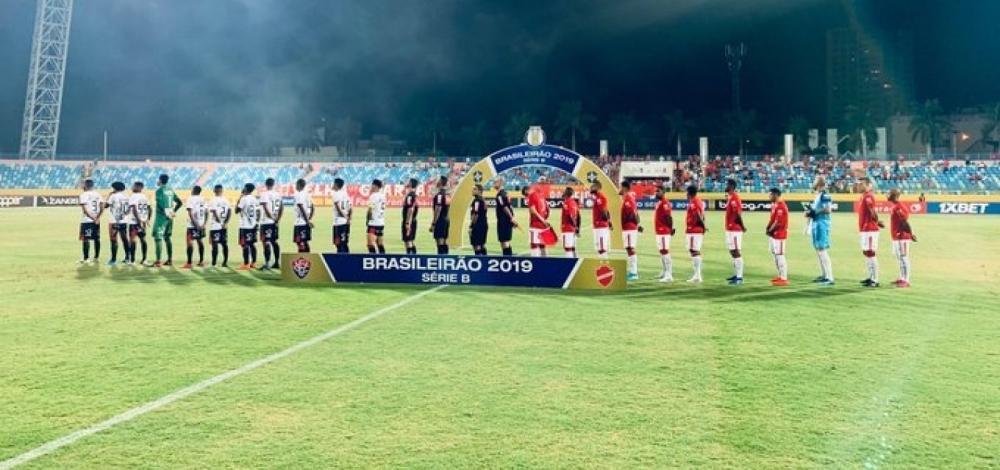 Wesley brilha e Vitória vence o Vila Nova fora de casa por 2 a 0