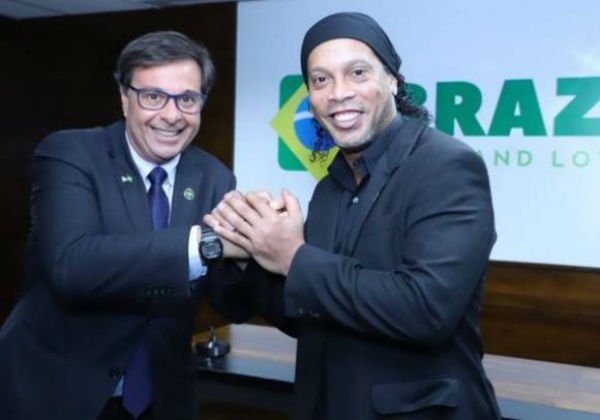 Mesmo com passaporte retido, Ronaldinho Gaúcho é escolhido embaixador do Turismo