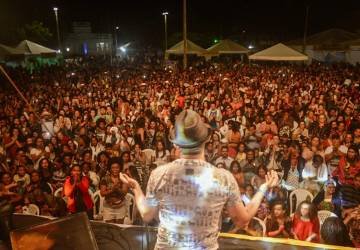 Flise: Bráulio Bessa lota Praça 7 de setembro em segundo dia de festival 