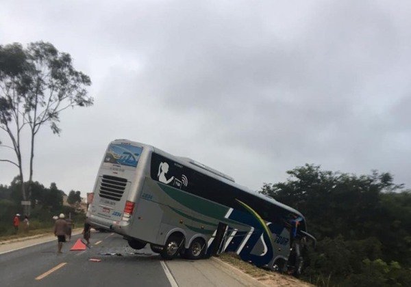 Ônibus com delegação sub-15 do Bahia está envolvido em acidente em MG