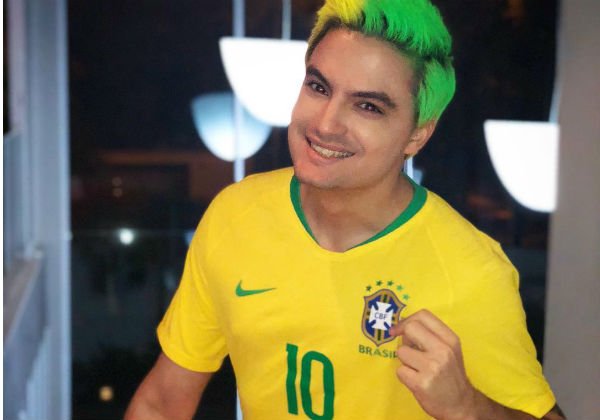 Felipe Neto compra 14 mil livros com temática LGBT para distribuir na Bienal