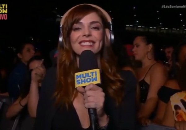 Apresentadora brinca com música de Léo Santana: ‘Profecia para 2022, vai dar PT’