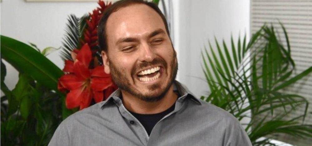 Carlos Bolsonaro pede licença sem remuneração da Câmara do Rio 