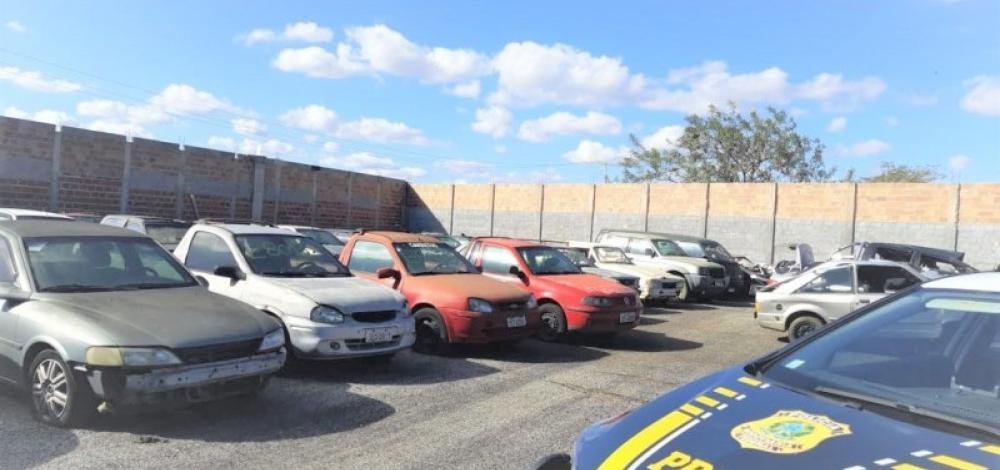 PRF realiza leilão de quase 500 sucatas de veículos em Vitória da Conquista