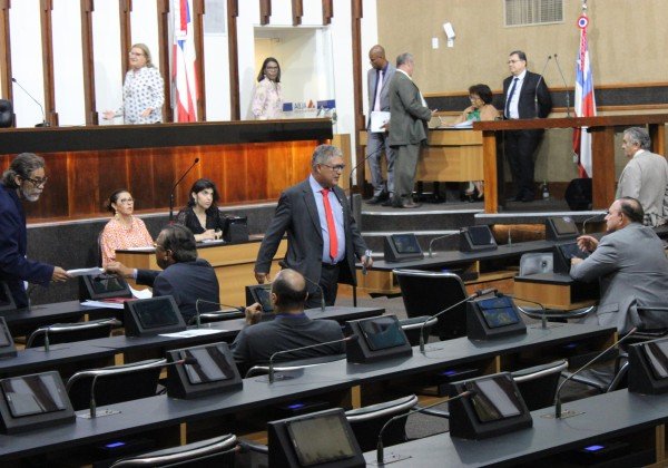 Deputados aprovam projeto que altera salário de servidores estaduais