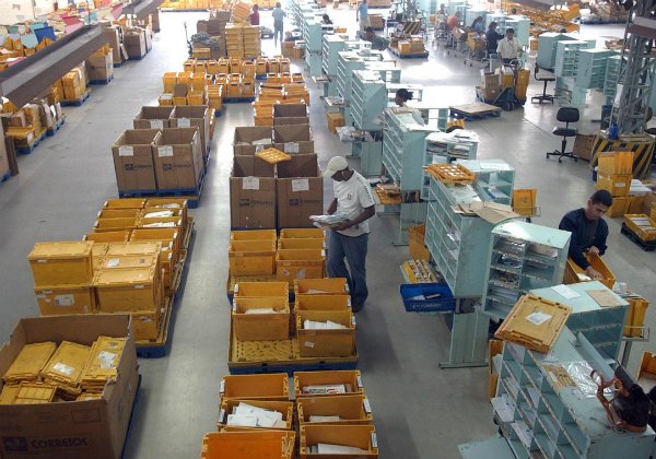 Funcionários dos Correios suspendem paralisação, mas mantêm estado de greve