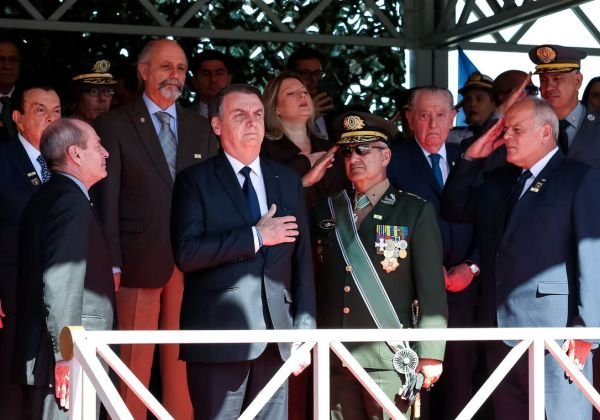Em meio a cortes, Bolsonaro destina R$ 4,7 bi de vantagens para militares