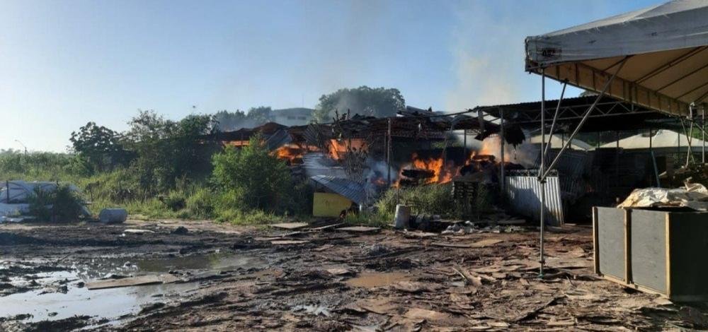 Incêndio atinge fábrica em Simões Filho