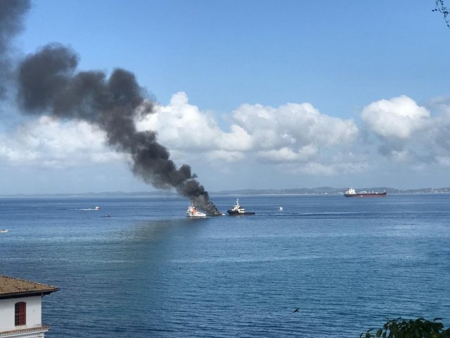 Lancha pega fogo na Baía de Todos-os-Santos, em Salvador