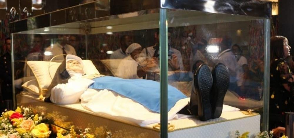 Mais de 700 fiéis visitam a representação do corpo de Irmã Dulce