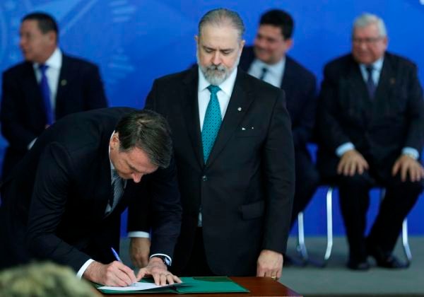Em posse de Aras, Bolsonaro diz que novo PGR ‘não é governo’