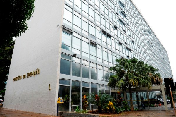 Bahia fica de fora do programa de escolas cívico-militares do MEC