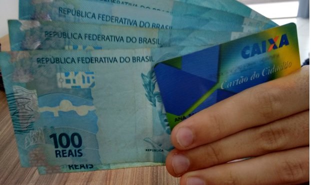 Senado mantém abono salarial para quem ganha até dois mínimos