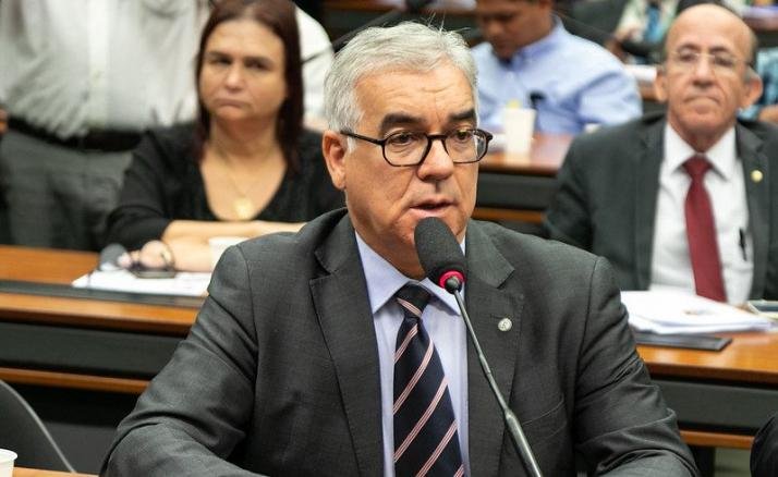 Zé Neto defende sinal de rádio FM no celular; projeto é aprovado em Comissão