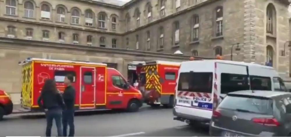 Sobe para quatro o número de policiais mortos em ataque a quartel em Paris