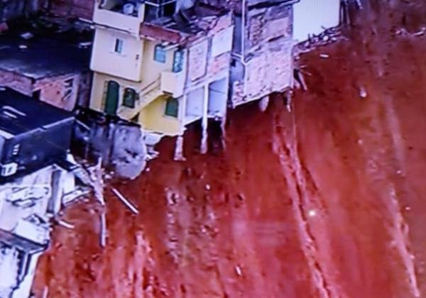 Cinco imóveis desabam em encosta na Fazenda Grande do Retiro