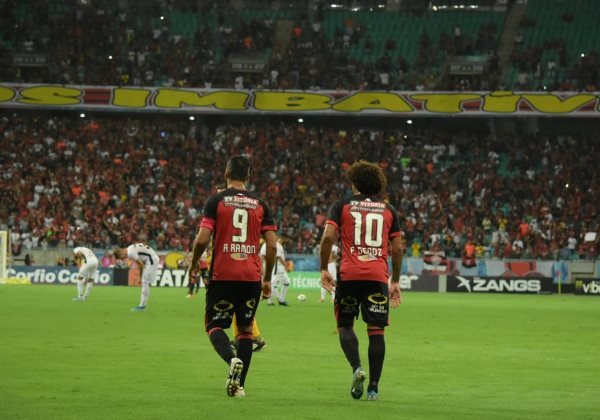 Vitória abre 2 a 0, mas cede empate ao Sport no fim do jogo