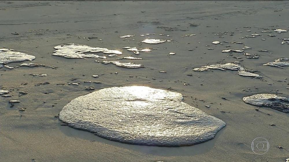 Manchas de óleo que atingem litoral do Nordeste chegam na Bahia, diz Tamar