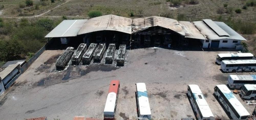 Jacobina: Incêndio destrói 22 ônibus em garagem de empresa
