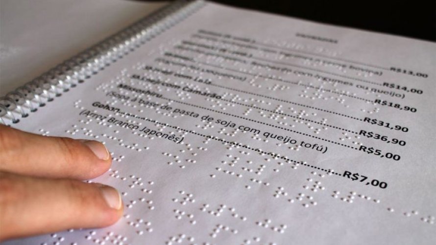 Projeto quer obrigatoriedade de cardápios de restaurantes e hotéis em braille
