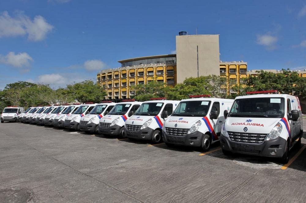Governo do Estado entrega ambulâncias para 19 municípios baianos