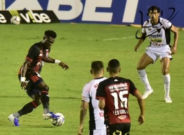 Aos gritos de 'o Barradão voltou', Vitória bate o Oeste e sai da zona de rebaixamento