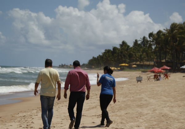 Plano de ação é montado para monitorar manchas de óleo nas praias