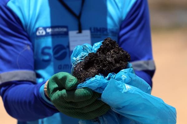 Prefeitura retira cerca de 20 quilos de óleo das praias soteropolitanas