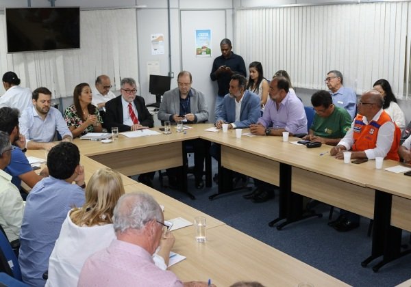 Inema e Sema discutem ações para conter óleo no litoral baiano