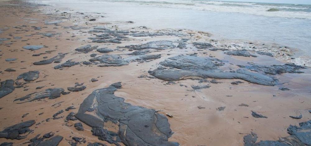 Justiça determina que União contenha avanço de óleo em Sergipe