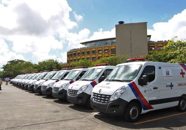 Leão entrega 14 ambulâncias beneficiando municípios baianos e Hospital Geral Menandro de Faria